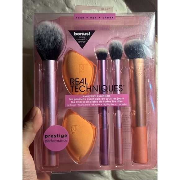 Real Techniques 6 Piece Makeup Brush Set Includes 4 Brushes & 2 Makeup Sponges - Picture 3 of 5